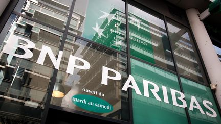 Une agence de la BNP Paribas, à Paris, en avril 2012. (LOIC VENANCE / AFP)