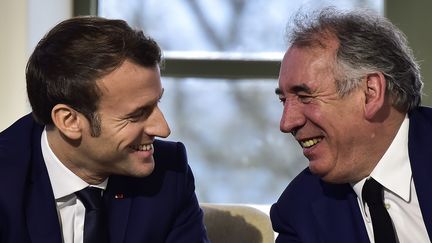 Le président de la République, Emmanuel Macron, et le maire de Pau, François Bayrou, le 14 janvier 2020 à Pau. (GEORGES GOBET / AFP)