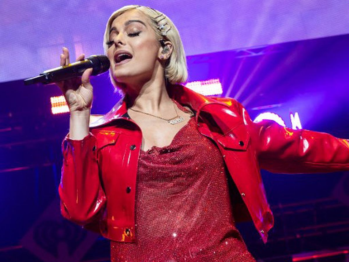 La Chanteuse Bebe Rexha Jugee Trop Grosse Par Des Stylistes Qui La Boycottent