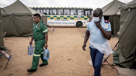 Un hôpital de campagne a été installé près de Hammanskraal, le 31 mai 2023, alors que les responsables de la ville exhortaient les habitants de la zone touchée par le choléra à ne pas boire au robinet. (SHIRAAZ MOHAMED / AFP)