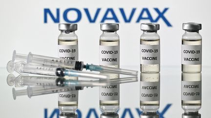 Des seringues et des vaccins Novavax. (JUSTIN TALLIS / AFP)