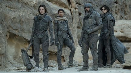 Javier Bardem, Rebecca Ferguson, Timothée Chalamet, Zendaya, dans "Dune", de Denis Villeneuve, qui sortira simultanément en salles et sur la plateforme de VOD de Warner aux Etats-Unis (© 2020 Warner Bros. Entertainment Inc. All Rights Reserved/Courtesy of Warner Bros. Pictures and Legendary Pictures)