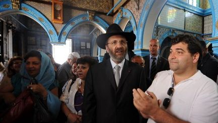 René Trabelsi (à droite sur la photo) en 2010, lors de la visite de l'ancien grand rabbin de France Gilles Bernheim (à gauche) dans la synagogue de la Ghriba, à Djerba.  (FETHI BELAID / AFP)