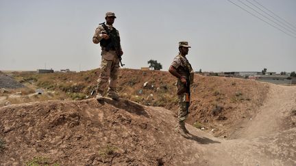 Des patrouilles de la r&eacute;gion autonome du Kurdistan, en Irak, patrouillent pour pr&eacute;venir l'avanc&eacute;e des jihadistes de l'Etat islamique en Irak et au Levant, le 12 juin 2014. (ONUR COBAN / ANADOLU AGENCY / AFP)