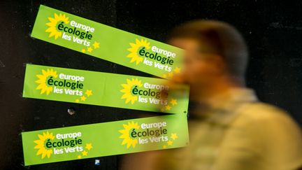 Des pancartes Europe Ecologie-Les Verts (EELV) lors de l'université d'été du parti écologiste, en août 2017 à Dunkerque. (PHILIPPE HUGUEN / AFP)