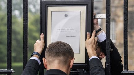 Après l'annonce du décès de la reine Elizabeth II, un&nbsp;communiqué&nbsp;est placé sur les grilles du palais de Holyrood&nbsp;à Édimbourg (Ecosse), le 8 septembre 2022. (LESLEY MARTIN / AFP)