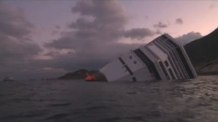 L'&eacute;pave du "Costa Concordia", &eacute;chou&eacute; au large de l'&icirc;le du Giglio (Italie), le 15 janvier 2012. (FTVi / APTN)