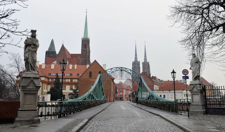 Le pont qui mène à l'ile de la Cathédrale de Wroclaw, en Pologne
 (NATALIA DOBRYSZYCKA / AFP)