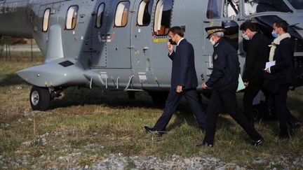 Le président de la République Emmanuel Macron en visite à Breil-sur-Roya (Alpes-Maritimes) le 7 octobre 2020. (DANIEL COLE / AFP)