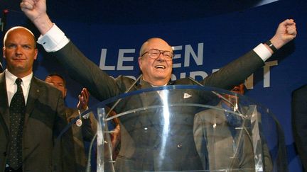 Le 21 avril 2002, c'est la premi&egrave;re fois dans l'histoire de la vie politique fran&ccedil;aise qu'un repr&eacute;sentant d'un parti d'extr&ecirc;me droite se qualifie pour le second tour de la pr&eacute;sidentielle. (PIERRE VERDY / AFP)