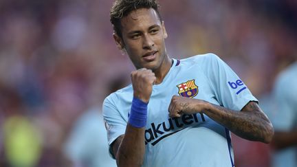 Neymar est toujours annoncé comme étant très proche d'une arrivée à Paris. (BRENDAN SMIALOWSKI / AFP)