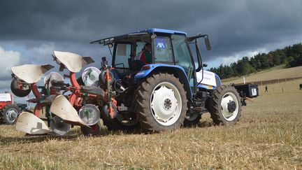 Un éleveur lors d'un concours de labour, pendant le festival des Terres de Jim, dans le Doubs, le 8 septembre 2019. (VICTOR VASSEUR / FRANCE-BLEU SAINT ETIENNE LOIRE)