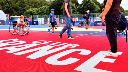 Des personnes en situation de handicap, sur un terrain de sport au Club France, le 29 août 2024 à Paris. (BENJAMIN ILLY / RADIO FRANCE)