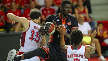 Le Sarthois Youssoupha Fall entre les Strasbourgeois Miro Bilan et Levi Randolph (JEAN-MARC LOOS / MAXPPP)