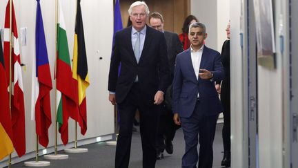 Le&nbsp;négociateur en chef de l'Union européenne pour le Brexit, Michel Barnier, discute avec le maire de Londres, Sadiq Khan, à la Commission européenne à Bruxelles, le 18 février 2020.&nbsp; (FRANCOIS LENOIR / AFP)