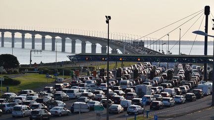 Les embouteillages sur le pont de l'Ile de Ré&nbsp; en provenance de La Rochelle (Charente-Maritime), le 5 mai 2018. (FABRICE RESTIER / AFP)