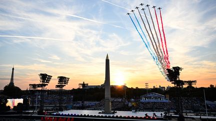 Paris, mercredi 28 août 2024. En plein cœur de la cérémonie d'ouverture, la Patrouille de France a survolé la place de la Concorde. Un superbe spectacle éclairé par un soleil couchant sur la capitale. (BERTRAND GUAY / AFP)