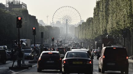 Des voitures circulent avenue des Champs-Elysées à Paris, en avril 2017.&nbsp; (PHILIPPE LOPEZ / AFP)