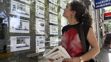 Une femme consulte des annonces immobilières, le 1er septembre 2016, à Toulouse (Haute-Garonne). (MAXPPP)