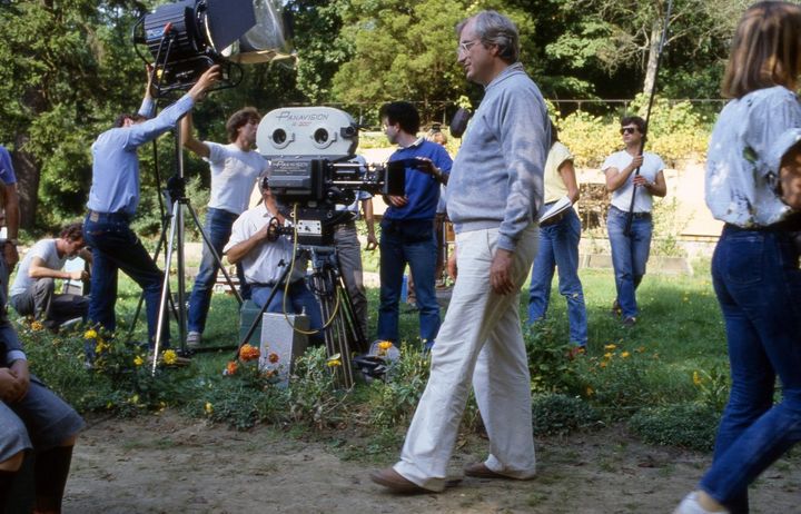 Bertrand Tavernier sur le tournage d' "Un dimanche a la campagne" en 1984.&nbsp; (PHOTO ETIENNE GEORGE / COLLECTION CHRISTOPHEL VIA AFP)