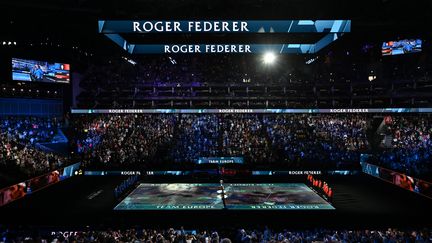 Le public de l'O2 Arena de Londres a vibré à l'annonce du nom de Roger Federer, lors de la présentation des équipes de la Laver Cup 2022.&nbsp; (GLYN KIRK / AFP)