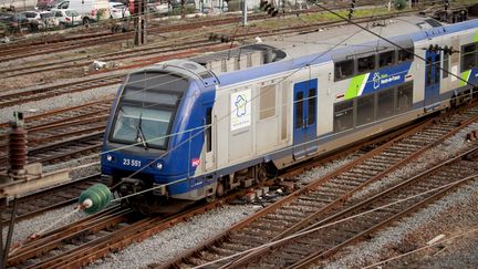 Un TER "Hauts-de-France"&nbsp;en circulation près de la gare SNCF de Lille Flandres (Nord). (AURÉLIEN ACCART / FRANCE-INFO)