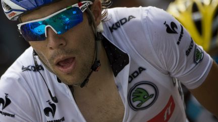 Thibaut Pinot maillot blanc et sur le podium du dernier Tour de France