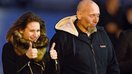 Diane Lazarevic et son p&egrave;re, sur le tarmac de l'a&eacute;roport de Villacoublay, mercredi 10 d&eacute;cembre 2014.&nbsp; (MARTIN BUREAU / AFP)