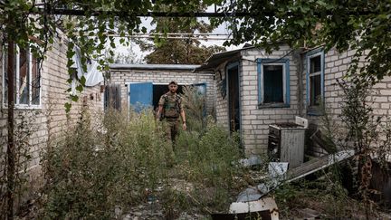 Un soldat ukrainien dans une maison abandonnée près de la ligne de front, dans la région de Donetsk, le 10 août 2023. (DIEGO HERRERA CARCEDO / ANADOLU AGENCY / AFP)