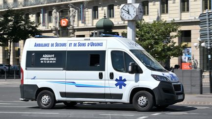 Une ambulance privée dans les rues de Lyon. Photo d'illustration. (FREDERIC CHAMBERT / MAXPPP)