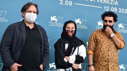 Le réalisateur iranien Majid Majidi, l'actrice Shamia Shirzad et l'acteur Javad Ezzati présentent leur film "Les Enfants du soleil" à La Mostra de Venise le 6 septembre 2020. (TIZIANA FABI / AFP)