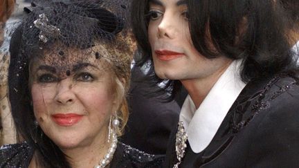 De nombreux joyaux mis en vente sont des pr&eacute;sents de son grand ami Michael Jackson. (AP / SIPA)