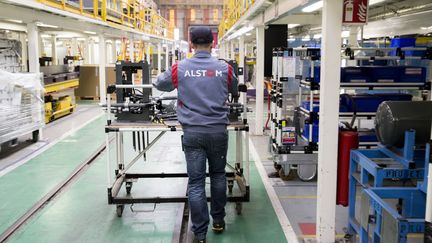 Un employé d'Alstom, sur une ligne d'assemblage de voitures&nbsp;de chemin de fer, dans l'usine de Petite Forêt, en France, le 17 mars 2016. (BLOOMBERG / GETTY IMAGES)