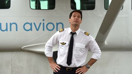 L'astronaute français Thomas Pesquet devant un Cessna Grand Caravan de l'ONG Aviation sans frontière, le 13 avril 2022 à l'aéroport du Bourget (Seine-Saint-Denis). (ERIC PIERMONT / AFP)