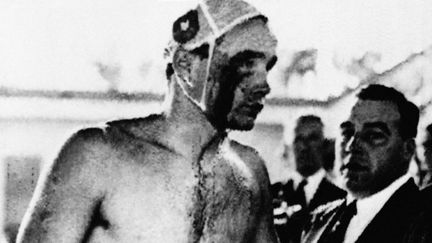 Le nageur hongrois Ervin Zador sort de la piscine olympique le visage ensanglanté, à l'issue de la demi-finale du tournoi de water-polo entre la Hongrie et l'URSS, le 6 décembre 1956 à Melbourne. (INP / AFP)