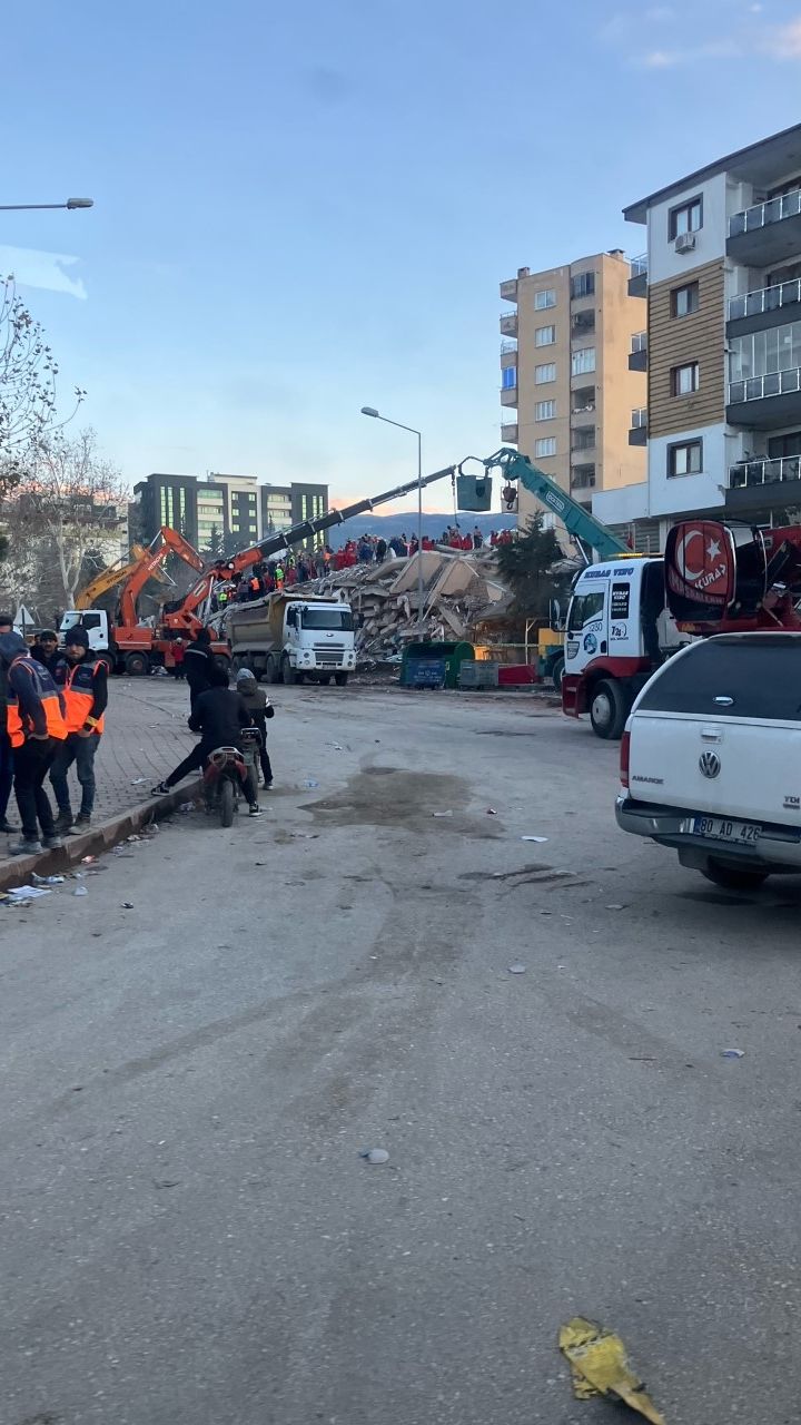 A Osmaniye, en Turquie, les secours s'activent pour retrouver d'éventuels rescapés, après les séismes du 6 février 2023. (WILLY MOREAU / RADIO FRANCE)