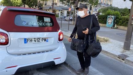 Le docteur Stephane Aszerman&nbsp;lors de sa tournée des patients à Paris, le 21 juillet 2020. (BORIS LOUMAGNE / RADIO FRANCE)