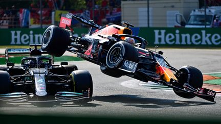 Cela restera l'une des images marquantes de la saison 2021, lorsque la Red Bull de Max Verstappen s'envole et atterrit sur la Mercedes de Lewis Hamilton, le 12 septembre 2021 à Monza. Le symbole d'une rivalité exacerbée. (ANDREJ ISAKOVIC / AFP)