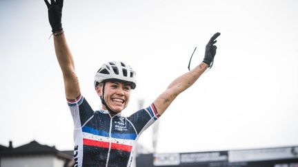 Loana Lecomte lors de son titre mondial chez les espoirs, le 10 octobre 2020 à Leogang en Autriche. (MORITZ ABLINGER / SMPR / AFP)