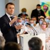 Emmanuel Macron lors de ses vœux aux soignants à l'hôpital d'Evry (Essonne) le 6 janvier 2023. (LUDOVIC MARIN / AFP)