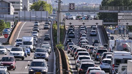 Des automobilistes circulent dans un trafic dense sur l'autoroute A7 près de Lyon, le 31 juillet 2021. Photo d'illustration. (PHILIPPE DESMAZES / AFP)