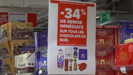 Dans les supermarchés, l'heure est au grand déstockage des produits de fêtes. Alors, s'il vous reste une petite place pour du saumon ou du foie gras, c'est le moment. (France 2)