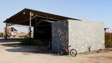 Un abri criblé de balles lors des attaques du 7 octobre, au kibboutz Nahal Oz, dans le sud d'Israël, le 13 juin 2024. (JACK GUEZ / AFP)