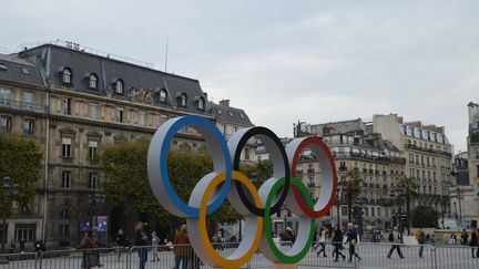 Les anneaux olympiques devant l'hôtel de ville de Paris, le 18 octobre 2017.&nbsp; (ALPHACIT NEWIM / CROWDSPARK / AFP)