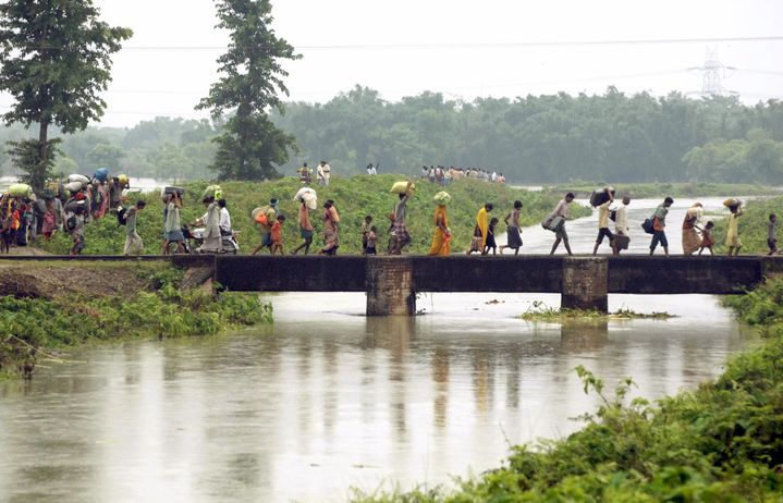 Des personnes fuient les inondations,&nbsp;à Madhepura (Inde), le 29 août 2008. (KRISHNA MURARI KISHAN / REUTERS)