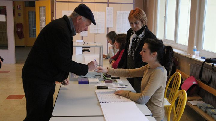 Dans un bureau de vote, le 7 avril 2013 &agrave; Kingersheim (Alsace). Les &eacute;lecteurs de l'Alsace sont appel&eacute;s se rendre dans les urnes pour voter pour ou contre un conseil unique dans la r&eacute;gion. ( MAXPPP)