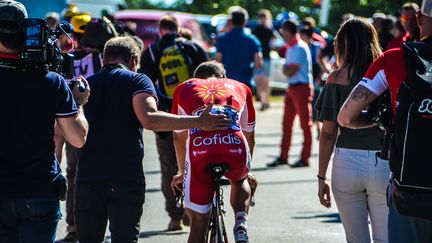 Nacer Bouhanni déçu, accompagné de son père.