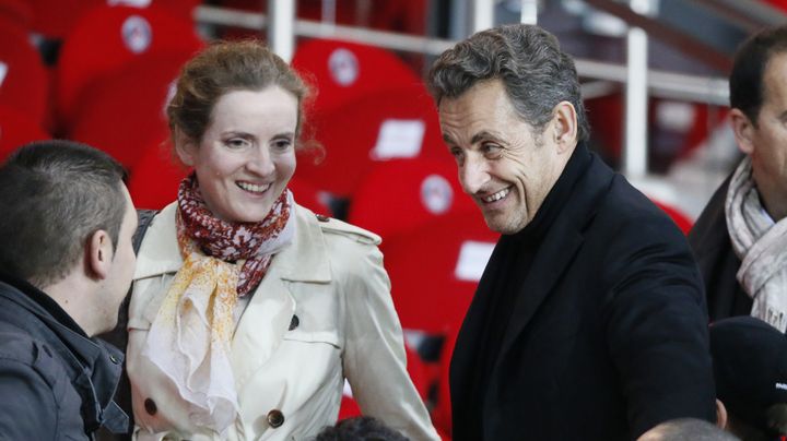 Nathalie Kosciusko-Morizet et Nicolas Sarkozy arrivent au&nbsp;Parc des Princes pour un match du PSG, le 18 mai 2013. (KENZO TRIBOUILLARD / AFP)