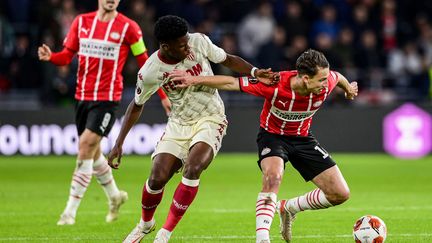 Aurélien Tchouaméni au contact avec Olivier Boscagli, au Phillips Stadion, le 21 octobre 2021. (OLAF KRAAK / ANP)