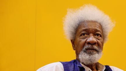 Premier écrivain africain à obtenir le prix Nobel de littérature en 1986, le NIgerian Wole Soyinka n'a jamais dissocié son engagement politique de son œuvre. Il&nbsp;est l'auteur&nbsp;d'une soixantaine de romans, pièces de théâtre et poèmes.&nbsp; (THOMAS SAMSON / AFP)